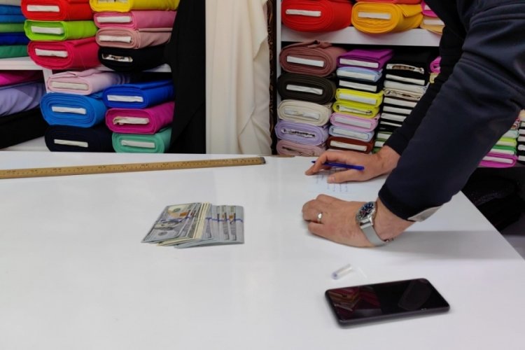 Sokakta bulduğu dolarları sahibine ulaştırdı