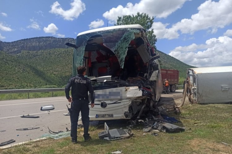 Konya'da yolcu otob&uuml;s&uuml; ile temizlik aracı &ccedil;apıştı: 1 &ouml;l&uuml; ve yaralılar var