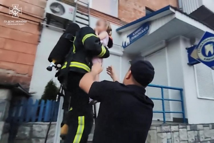 Ukrayna'da yangında mahsur kalan anne ve bebeği, b&ouml;yle kurtarıldı