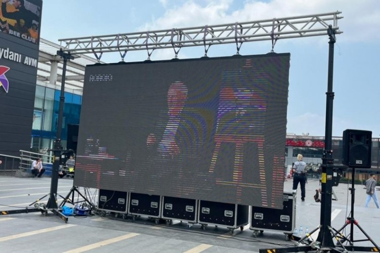 Bursalılar Kent Meydanı'nda Kılı&ccedil;daroğlu'nu izliyor