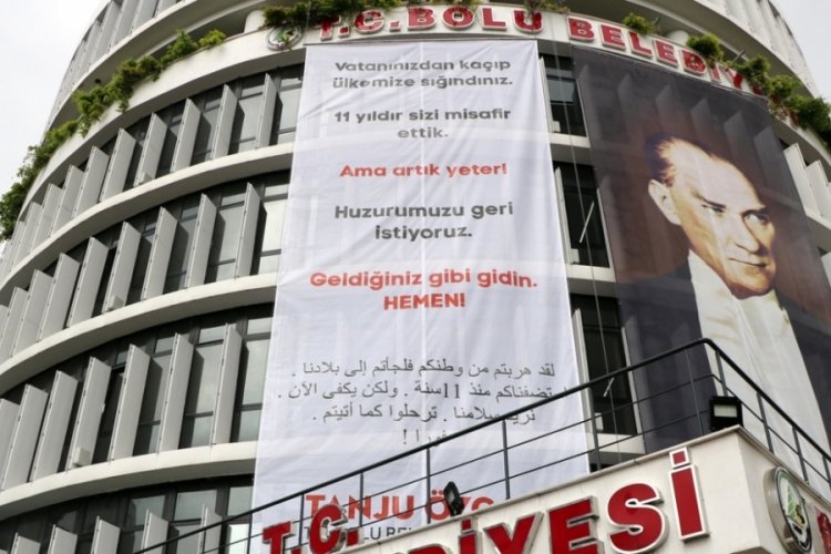 Tanju &Ouml;zcan belediye binasına pankart astı! "Geldiğiniz gibi gidin hemen"