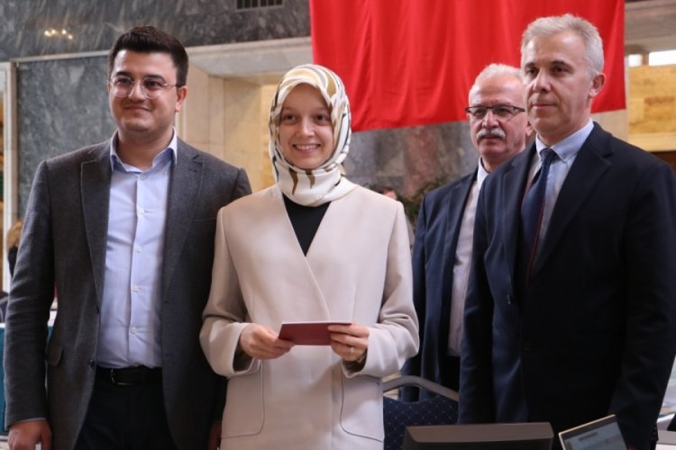 Meclisin en gen&ccedil; milletvekili mazbatasını alarak kaydını yaptırdı