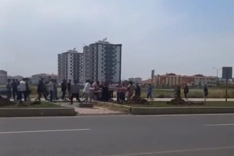 Diyarbakır'da kızlar yol ortasında sa&ccedil; baş kavgaya tutuştu