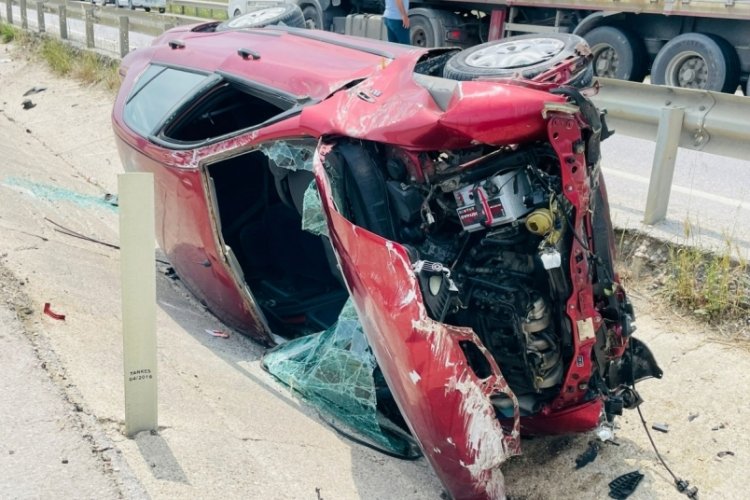 Bursa'da otomobil ref&uuml;je devrildi! S&uuml;r&uuml;c&uuml; yaralandı