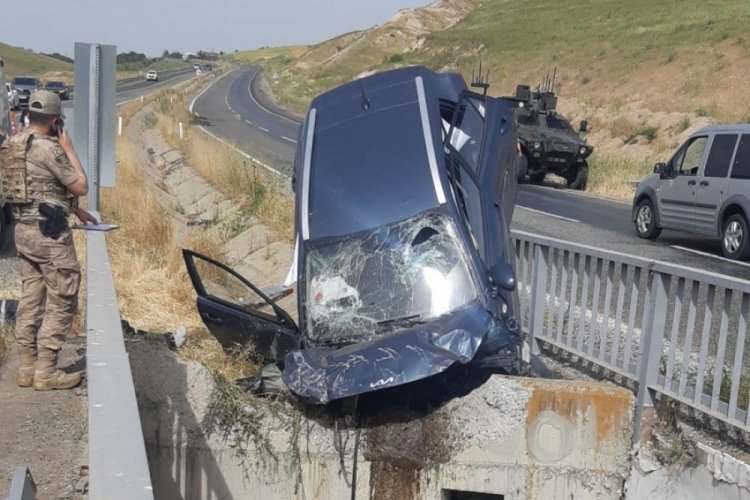 Diyarbakır feci kaza: 1 kişi &ouml;ld&uuml;, 3 kişi yaralandı