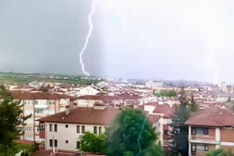 Karab&uuml;k'te sağanak &ouml;ncesi &ccedil;akan şimşekler g&ouml;rsel ş&ouml;len oluşturdu