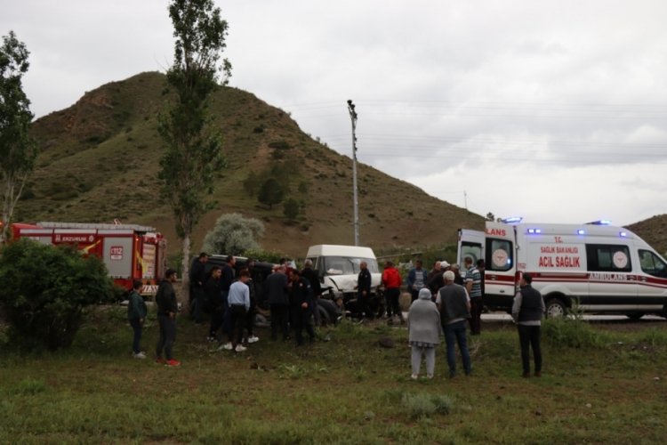 Erzurum Oltu'da minib&uuml;s ile hafif ticari ara&ccedil; &ccedil;arpıştı