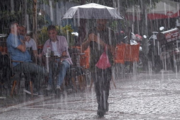 Edirne'de sağanak yağış vatandaşlara zor anlar yaşattı