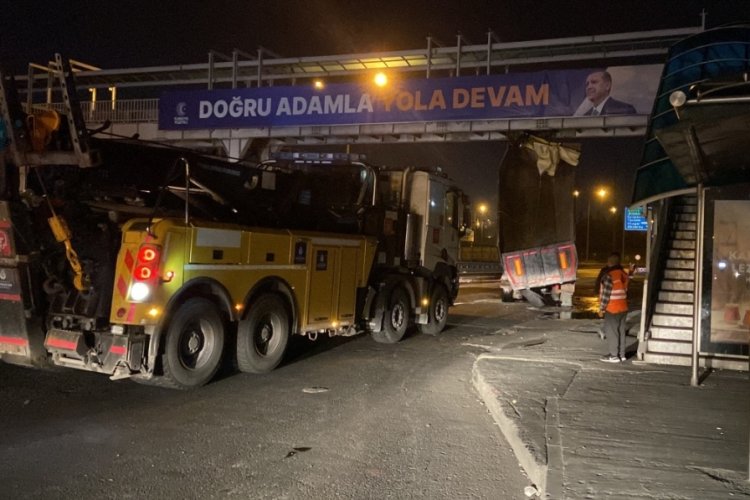 İstanbul'da damperi a&ccedil;ılan hafriyat kamyonu &uuml;st ge&ccedil;ide &ccedil;arptı