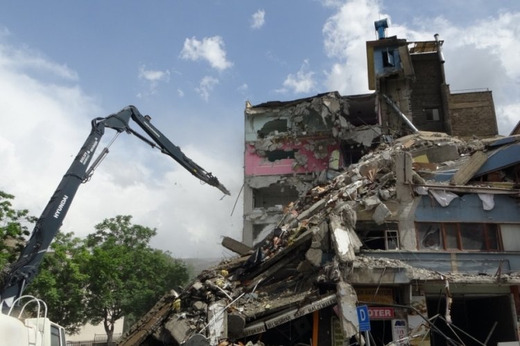 Malatya'da ağır hasarlı binaların yıkım işlemi s&uuml;r&uuml;yor
