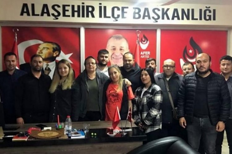 Manisa Alaşehir'de Zafer Partisi il&ccedil;e teşkilatı istifa etti