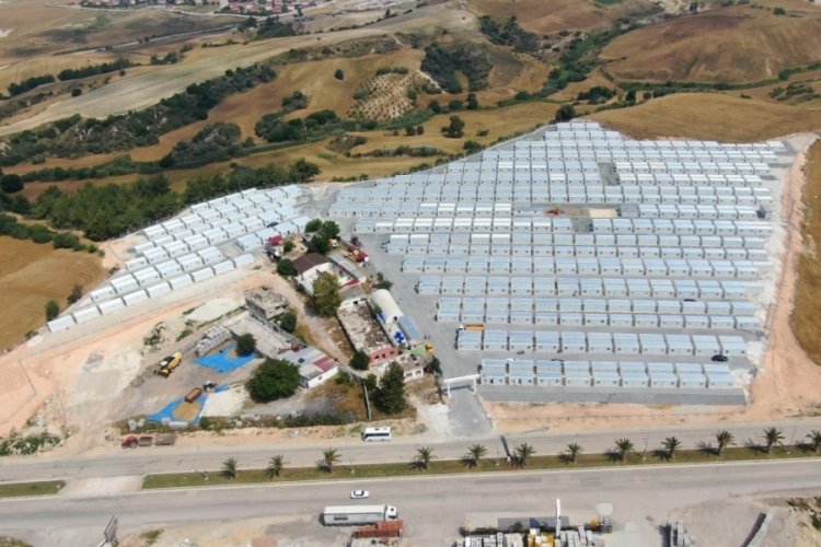 D&uuml;ğ&uuml;n salonunda kalan depremzede aile konteyner kente yerleşti