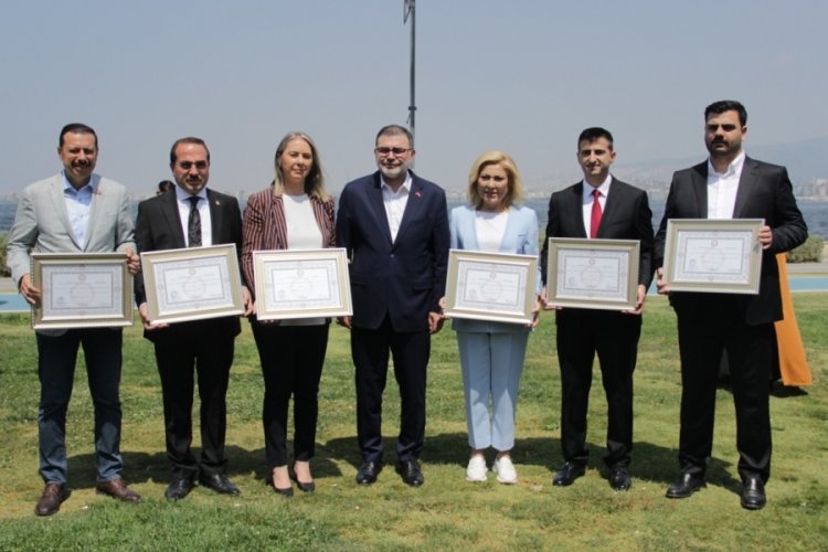 AK Parti'nin İzmir Milletvekilleri mazbatalarını aldı