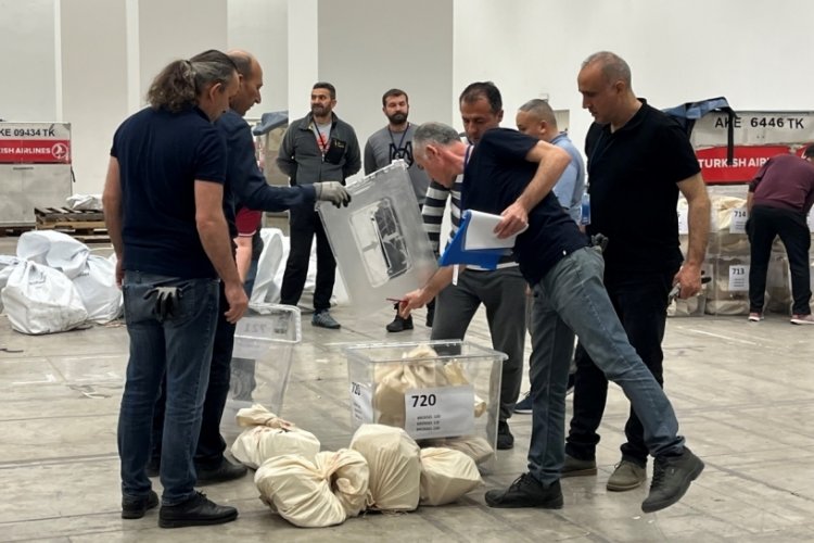 Yurt dışından gelen oylar 5 kilitli &ccedil;elik kapıyla korunuyor