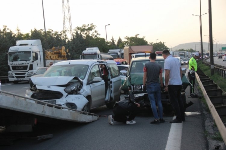 Kocaeli'nde arıza yapan kamyon zincirleme kazaya sebep oldu