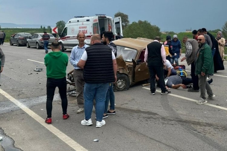 K&uuml;tahya'da kavşakta otomobil ile kamyonet &ccedil;arpıştı: 2 yaralı