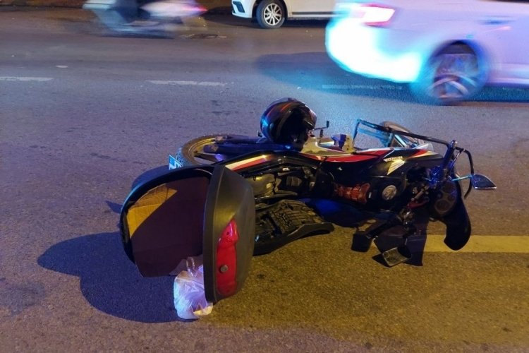 Kocaeli'nde otomobil s&uuml;r&uuml;c&uuml;s&uuml; kuryeye &ccedil;arpıp ka&ccedil;tı