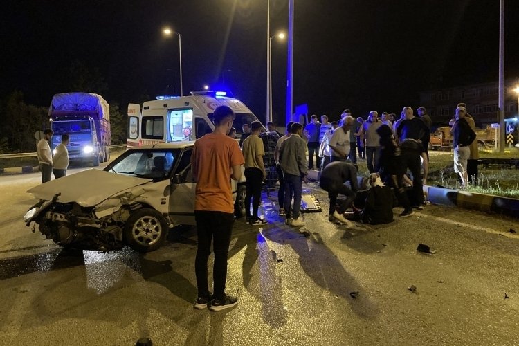 Bartın'da iki otomobilin &ccedil;arpıştığı trafik kazasında 3 kişi yaralandı