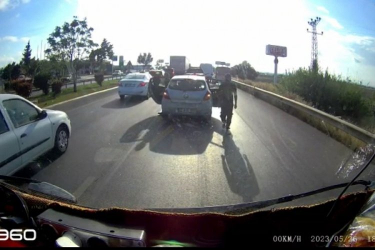 Trafikte ailesiyle kabusu yaşadı! Aracın &ouml;n&uuml;n&uuml; kesip tehdit ettiler