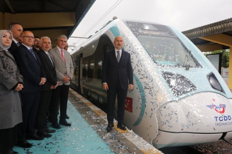 Milli tren bug&uuml;n ilk kez yolcu taşımaya başlıyor