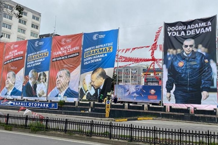 &Uuml;zerinde Cumhurbaşkanı Erdoğan'ın olduğu afişleri yakan ş&uuml;pheli g&ouml;zaltına alındı