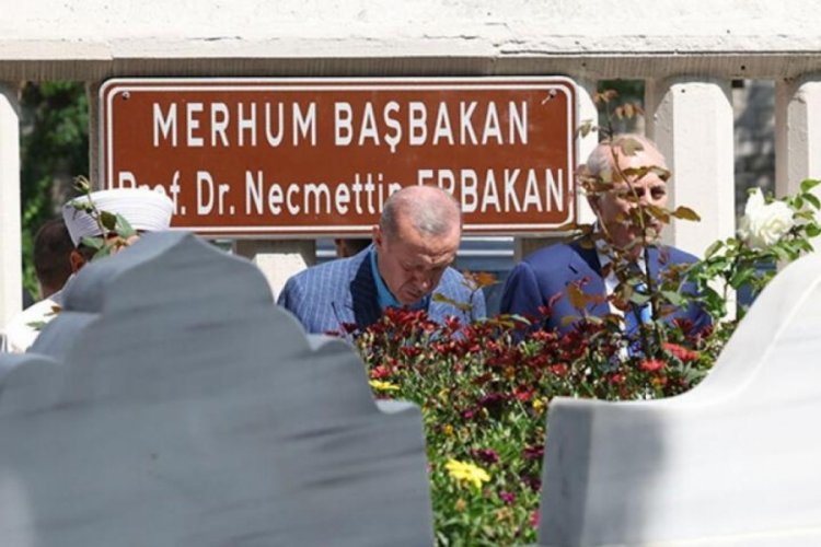 Cumhurbaşkanı Erdoğan Necmettin Erbakan'ın kabrini ziyaret etti