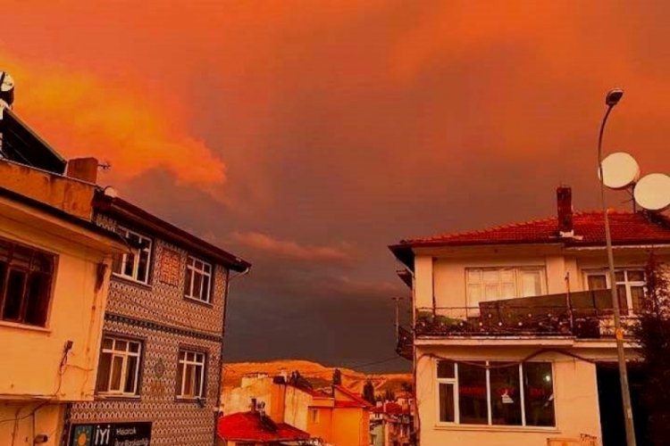 K&uuml;tahya Hisarcık'ta g&ouml;ky&uuml;z&uuml; kızıla boyandı