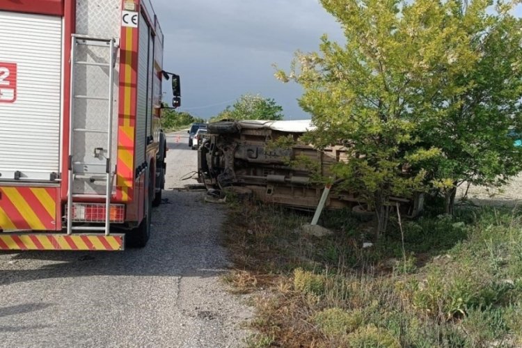 Karaman'da tarım iş&ccedil;ilerini taşıyan minib&uuml;s devrildi: &Ccedil;ok sayıda yaralı var