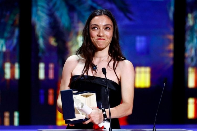 Merve Dizdar Cannes Film Festivali'nde en iyi kadın oyuncu &ouml;d&uuml;l&uuml;n&uuml; aldı
