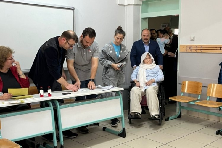 Bakan Varank, 2. tur i&ccedil;in sandık başında&nbsp;