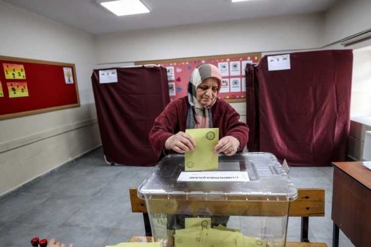Bursa Cumalıkızık'ta se&ccedil;menler sandık başında