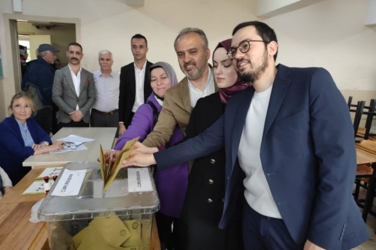 Alinur Aktaş ailesiyle birlikte sandık başında&nbsp;
