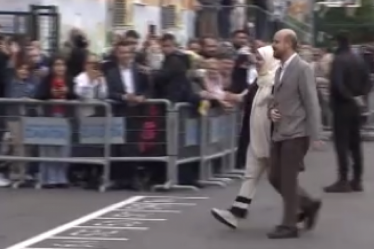 Bilal Erdoğan oy kullanmaya Togg ile geldi
