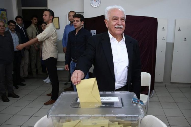 Vatan Partisi Genel Başkanı Perin&ccedil;ek, İstanbul'da oyunu kullandı