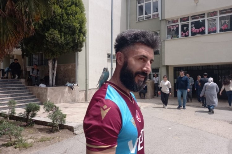 Bursa'da oy kullanmaya kuşuyla geldi