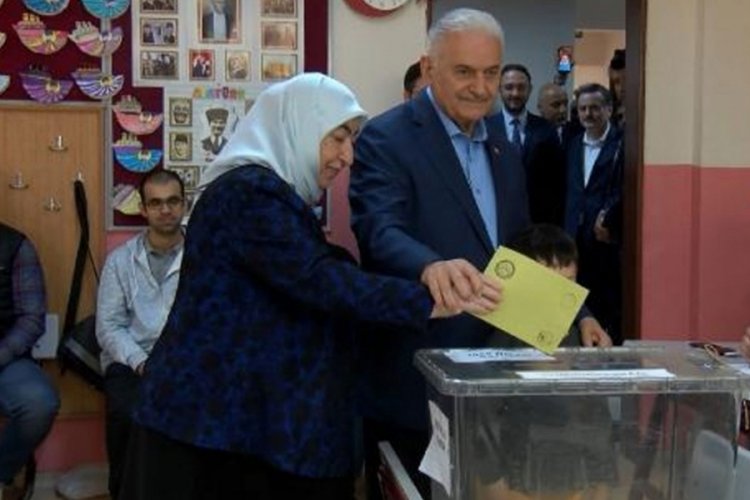 Binali Yıldırım'dan kabinden ge&ccedil; &ccedil;ıkan eşine: Karar veremedin mi?
