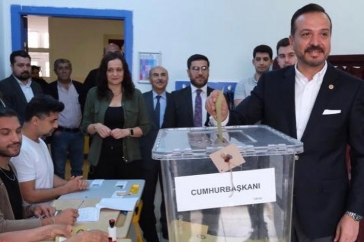 İYİ Parti S&ouml;zc&uuml;s&uuml; K&uuml;rşad Zorlu Ankara'da oyunu kullandı