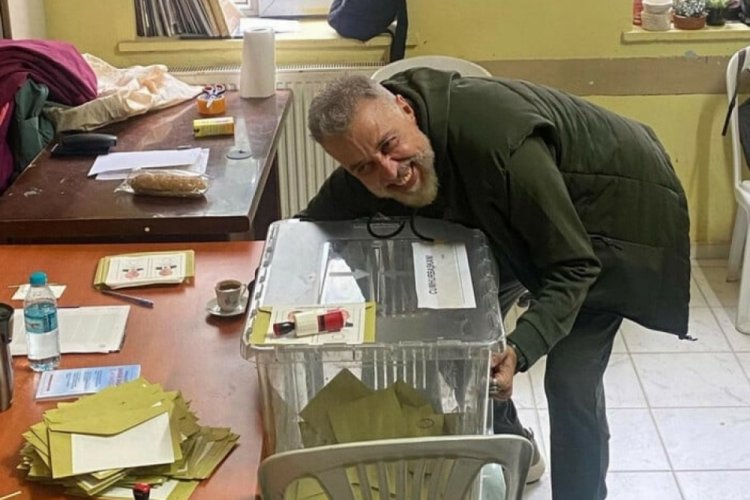 Hamdi Alkan oy kullandığı sandıktan ayrılamadı