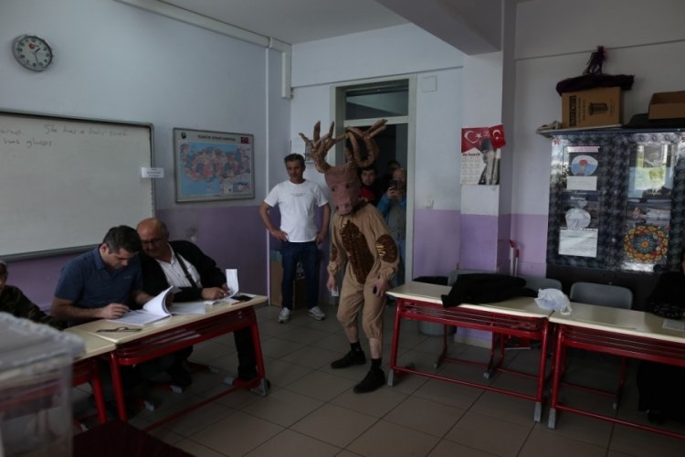 Bursalı tiyatrocu geyik kost&uuml;m&uuml;yle oy kullanmaya gitti