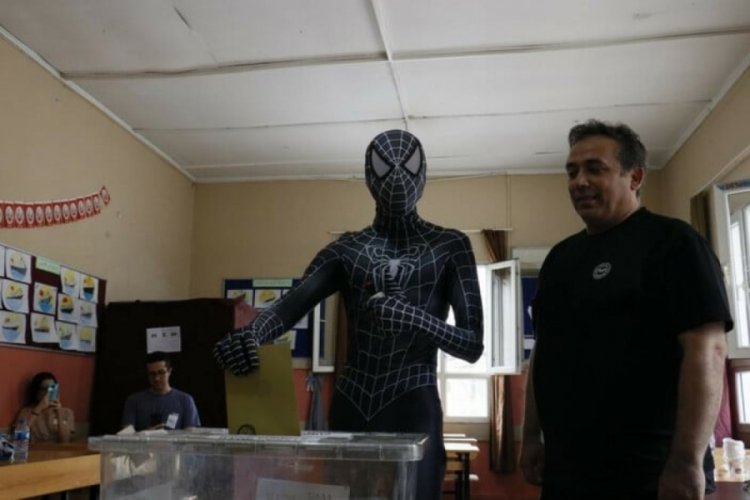 &Ouml;r&uuml;mcek Adam kost&uuml;m&uuml;yle oyunu kullandı