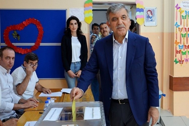 11. Cumhurbaşkanı Abdullah G&uuml;l, İstanbul'da oyunu kullandı