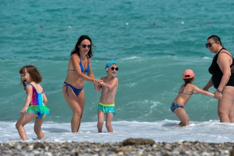 Antalya'da &ouml;nce oy kullanıp, sonra sahile gittiler