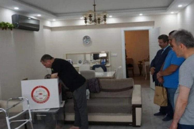 Edirne'de oy kullanmaya gidemeyen vatandaşlara seyyar sandık gitti