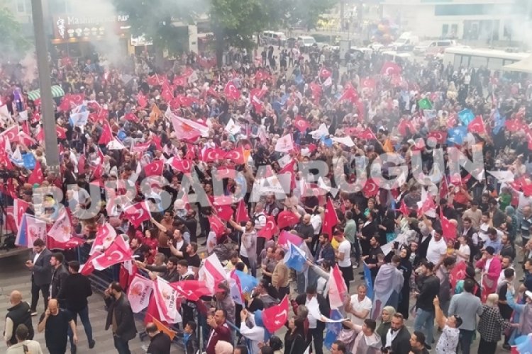 Bursalılar 15 Temmuz Demokrasi Meydanı'na akın etti