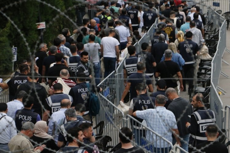 Diyarbakır'da İl Se&ccedil;im Kurulu &ouml;n&uuml;nde metrelerce kuyruk oluştu