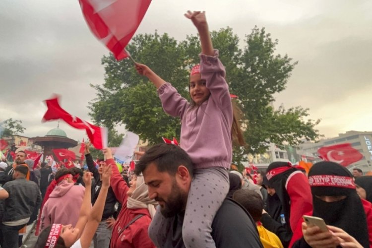 Bursa'da se&ccedil;im sonu&ccedil;ları kutlanıyor