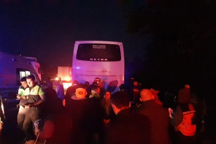 Sakarya'da otob&uuml;s tıra &ccedil;arptı: 22 kişi yaralandı