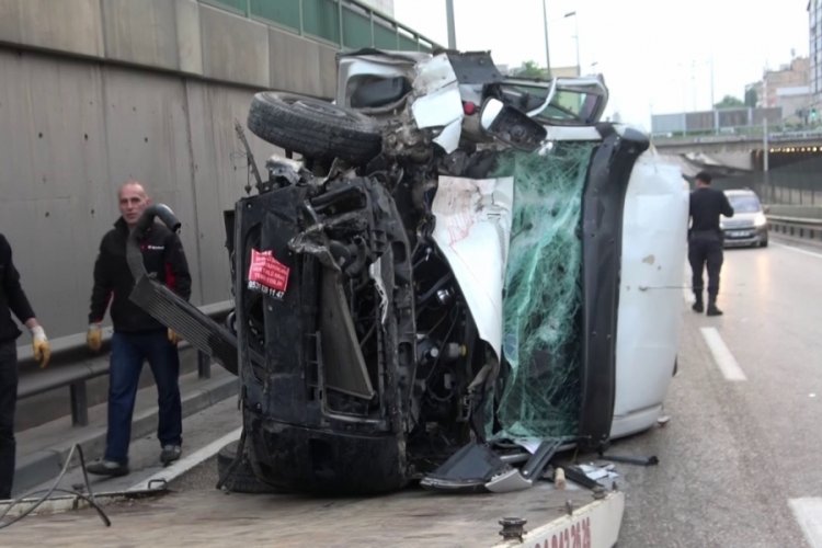 Bursa'da min&uuml;b&uuml;s servis aracına &ccedil;arparak devrildi