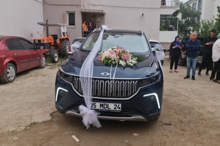 TOGG İzmir'de gelin arabası olarak kullanıldı