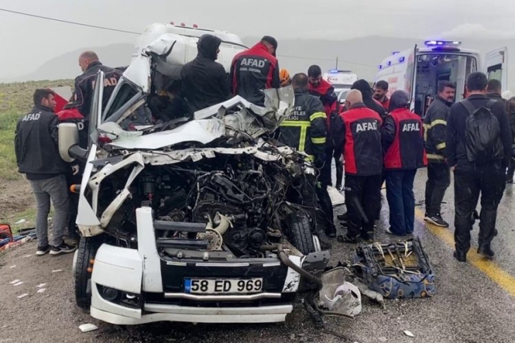 Sivas'ta servis aracı ile tır &ccedil;arpıştı! &Ouml;l&uuml; ve yaralılar var